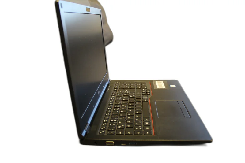 Otevřený notebook Fujitsu Lifebook s klávesnicí